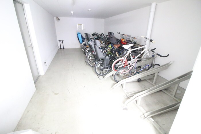 物件外観写真4　(駐輪場)