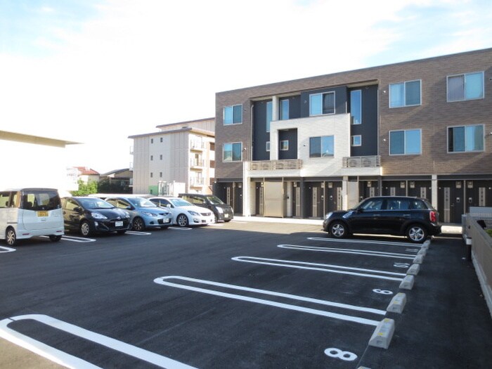 物件外観写真2　(駐車場)