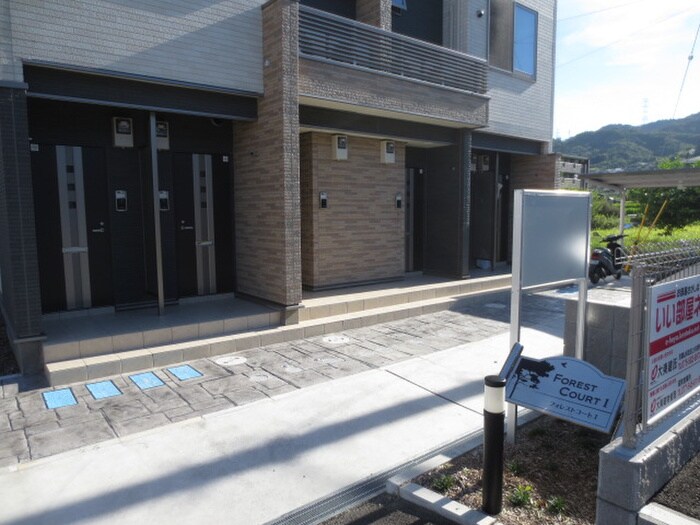 物件外観写真3　(エントランス部分)