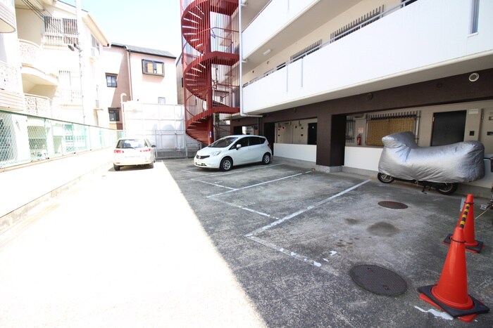 物件外観写真5　(駐車場)