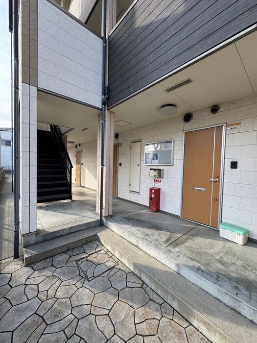 物件外観写真2　(エントランス部分)