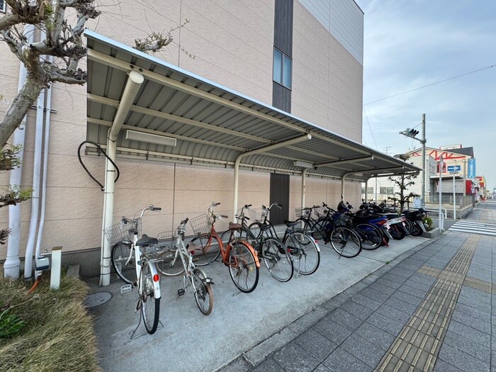 物件外観写真3　(駐輪場)