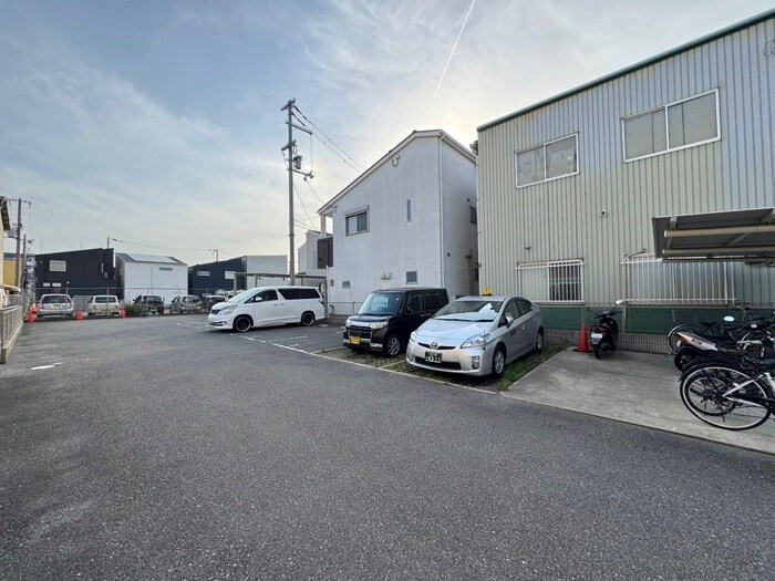 物件外観写真5　(駐車場)