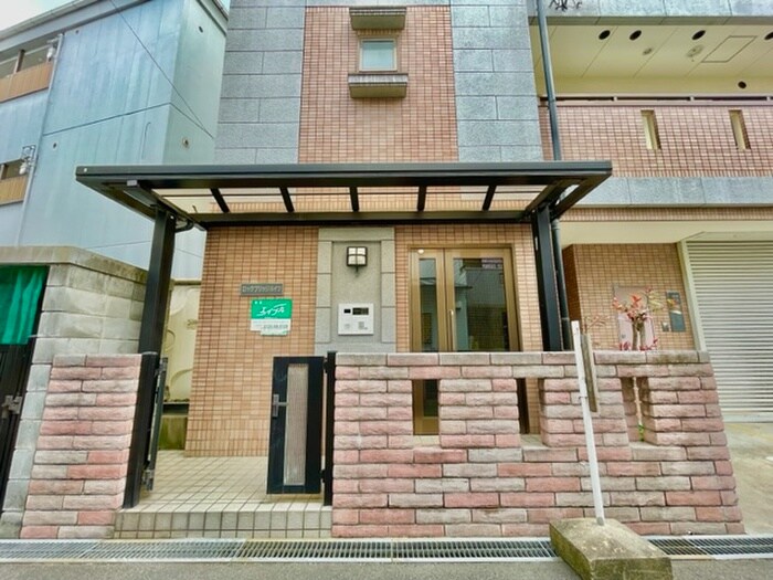 物件外観写真2　(エントランス部分)