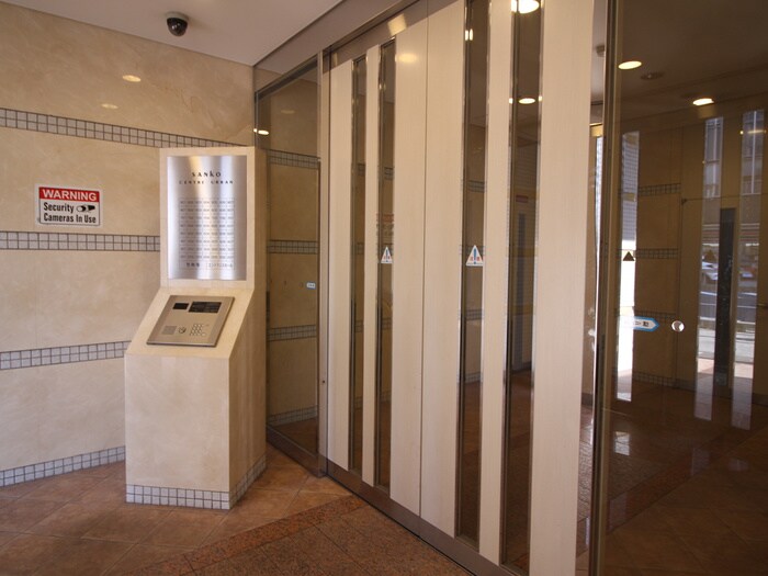 物件外観写真2　(エントランス部分)