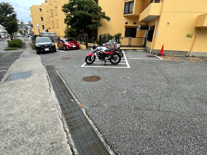 物件外観写真3　(駐輪場)