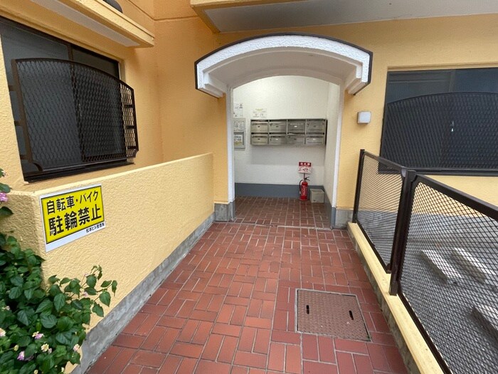 物件外観写真4　(エントランス部分)