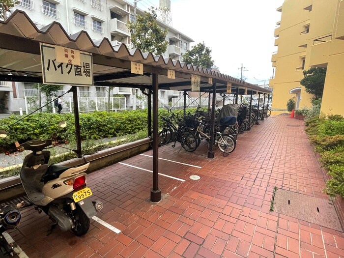 物件外観写真5　(バイク置き場)