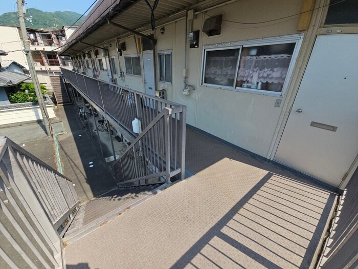 物件外観写真4　(エントランス部分)