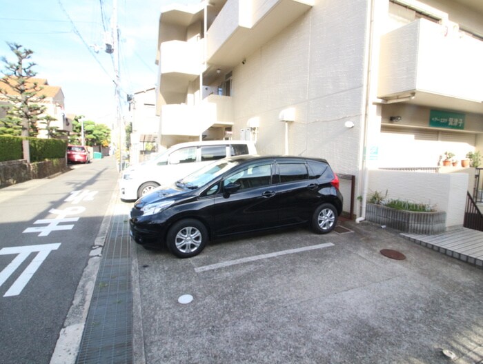 物件外観写真4　(駐車場)