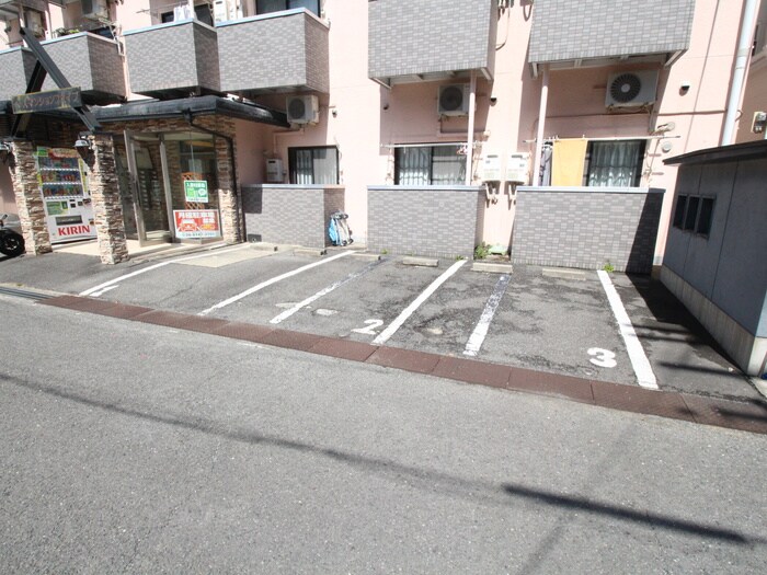 物件外観写真4　(駐車場)