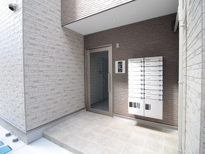 物件外観写真3　(エントランス部分)