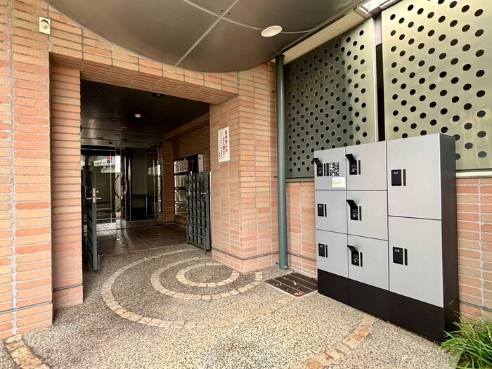 物件外観写真3　(エントランス部分)