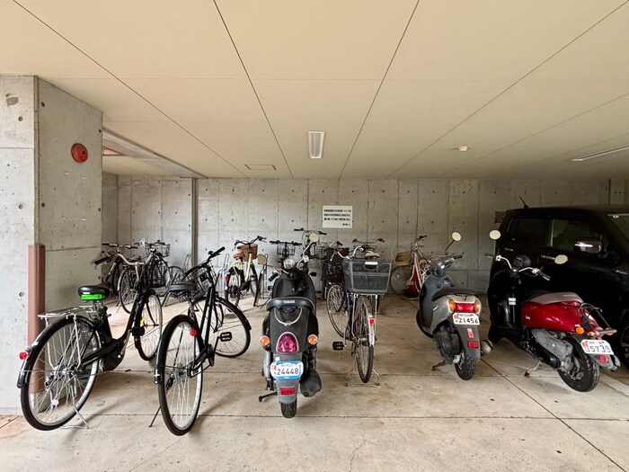 物件外観写真4　(駐輪場)