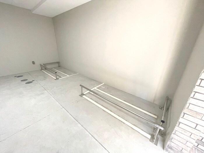 物件外観写真4　(バイク置き場)