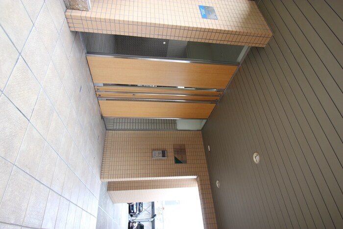 物件外観写真4　(エントランス部分)