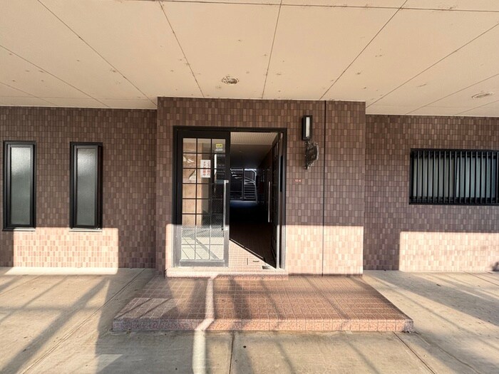 物件外観写真4　(エントランス部分)