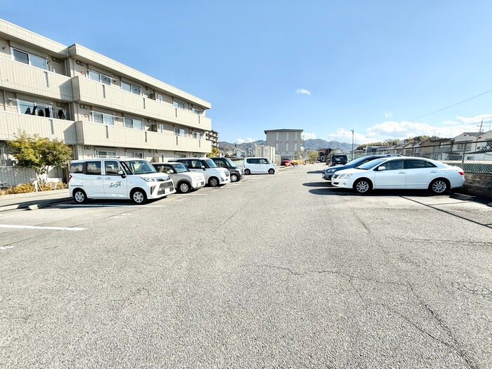 物件外観写真2　(駐車場)