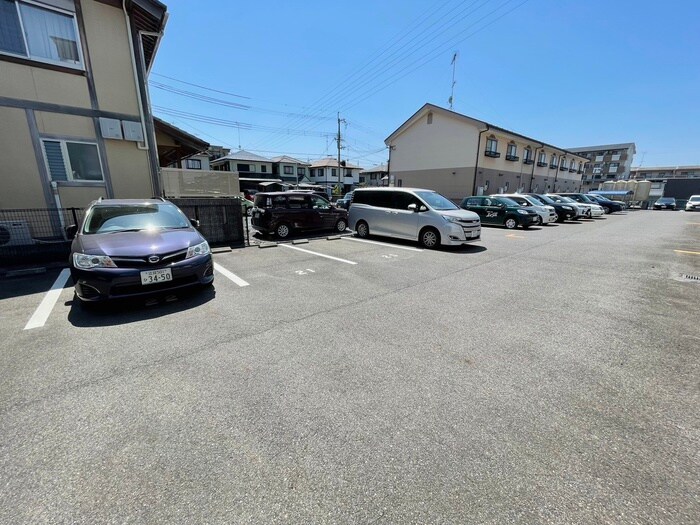 物件外観写真3　(駐車場)