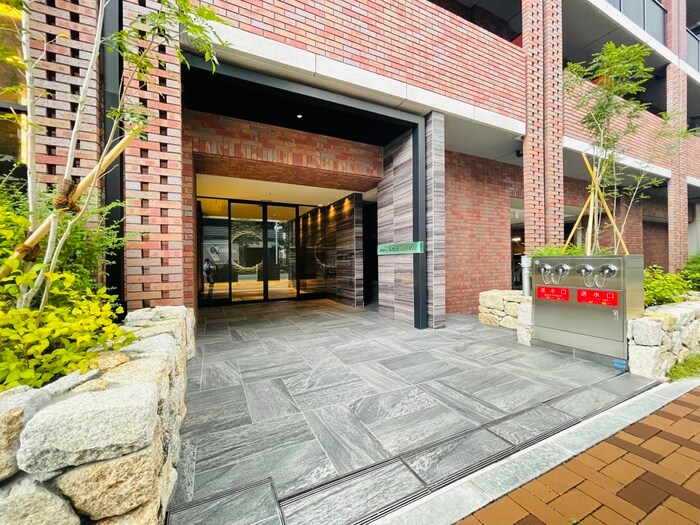 物件外観写真3　(エントランス部分)