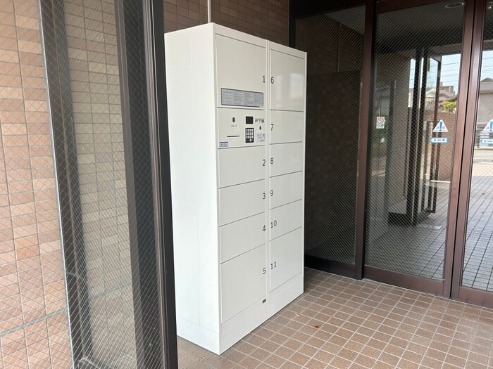 物件外観写真6　(エントランス部分)