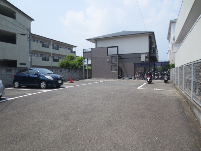 物件外観写真3　(駐車場)