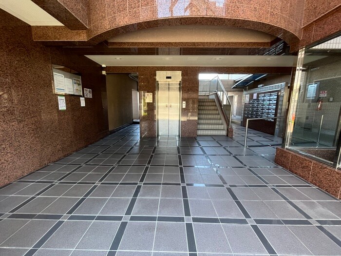 物件外観写真4　(エントランス部分)