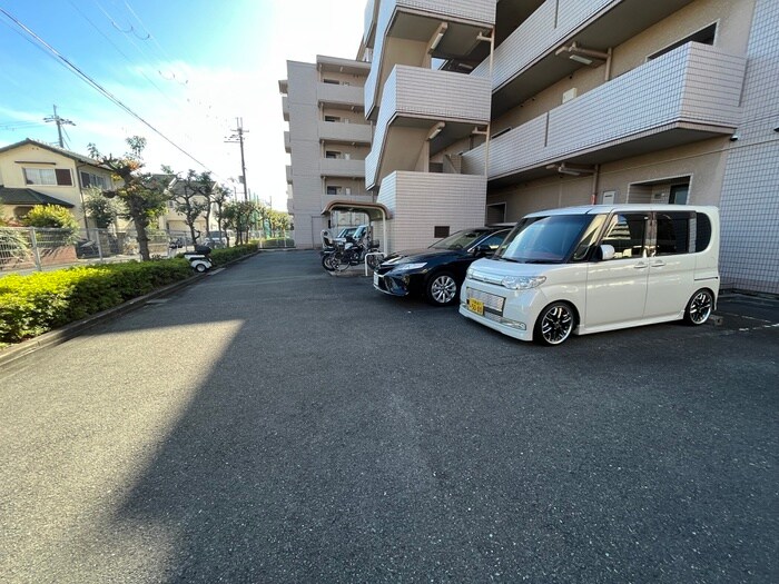 物件外観写真5　(駐車場)