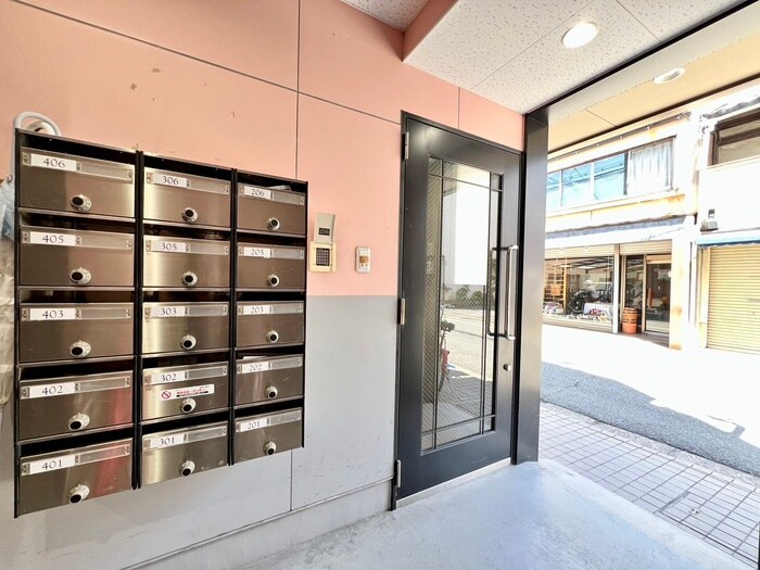 物件外観写真2　(エントランス部分)