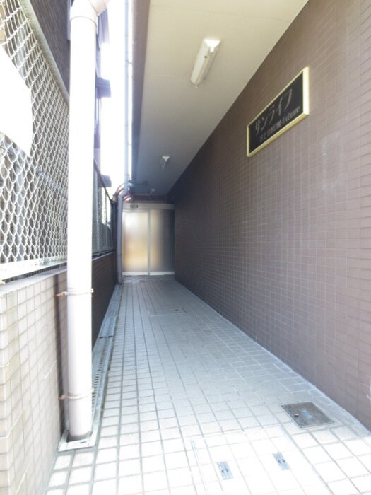 物件外観写真2　(エントランス部分)