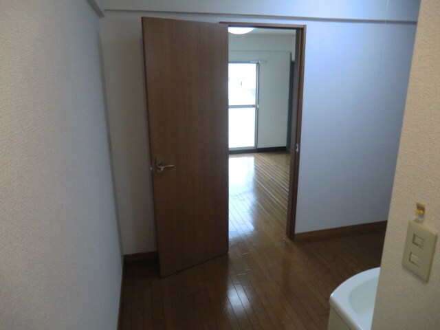 物件内観写真16　(玄関)