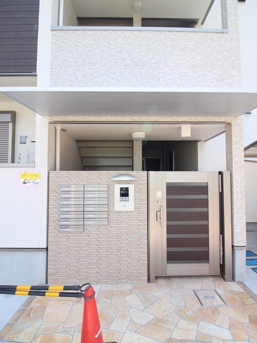 物件外観写真5　(エントランス部分)