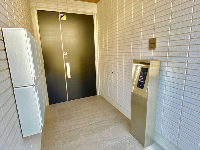 物件外観写真6　(エントランス部分)