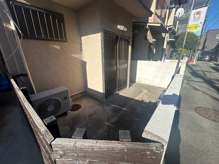 物件外観写真3　(エントランス部分)