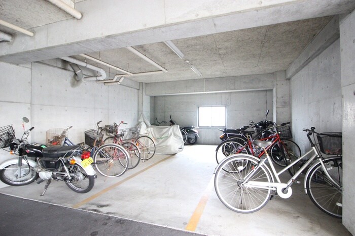 物件外観写真4　(駐輪場)