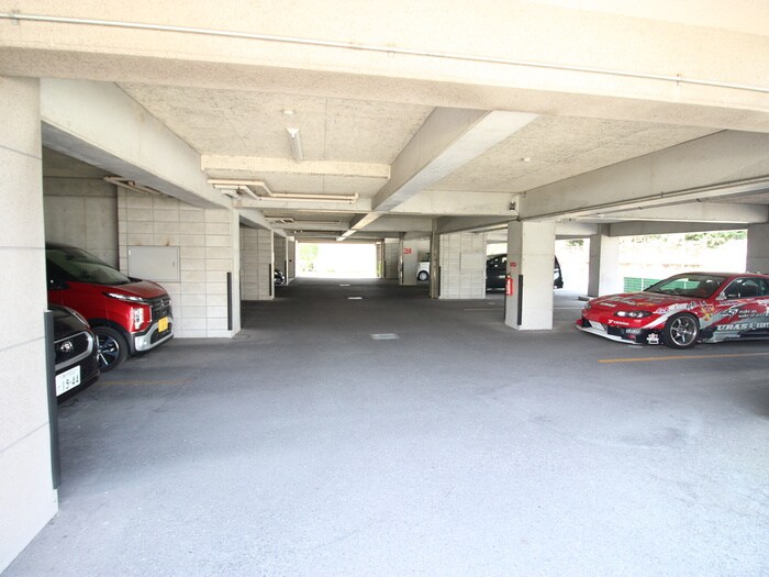 物件外観写真5　(駐車場)