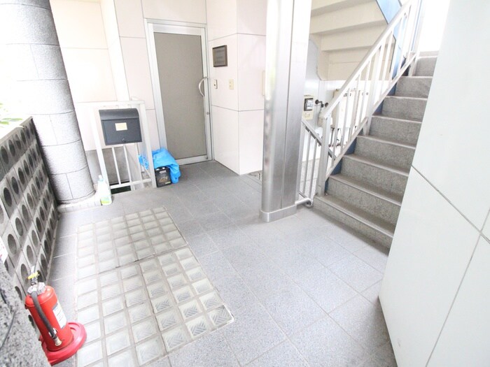 物件外観写真2　(エントランス部分)