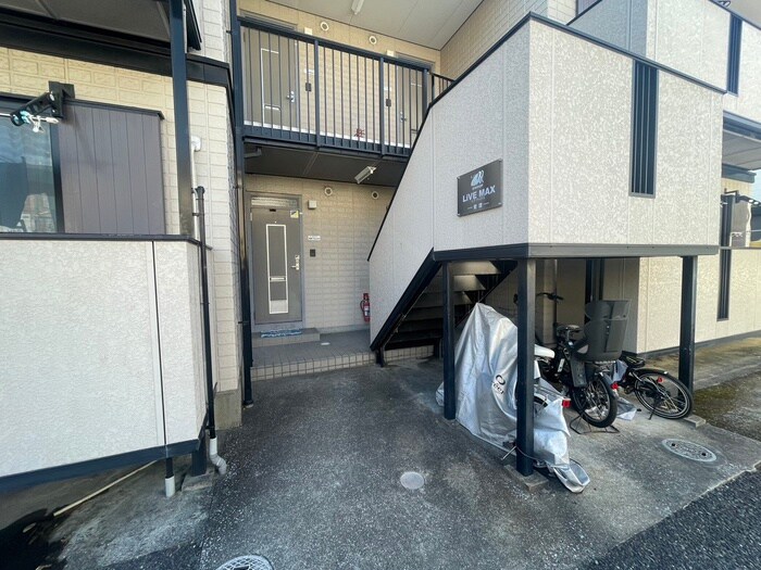 物件外観写真3　(エントランス部分)