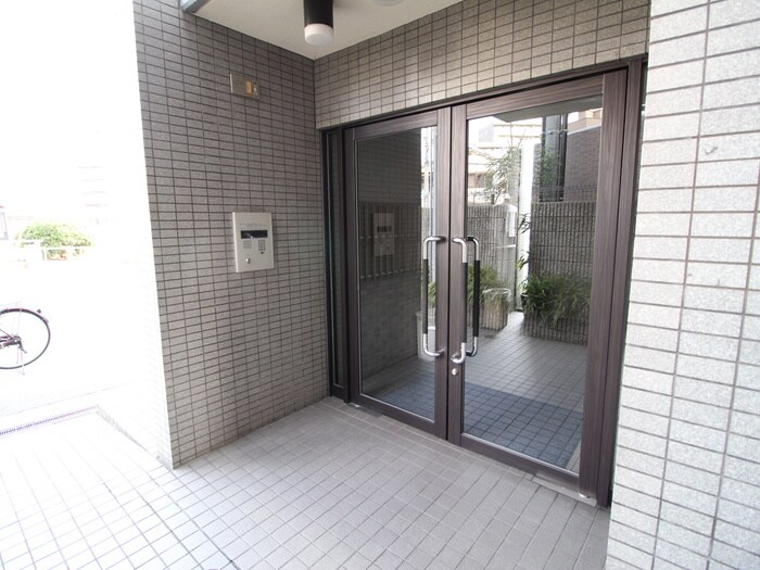物件外観写真2　(エントランス部分)