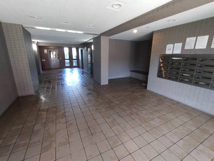 物件外観写真3　(エントランス部分)