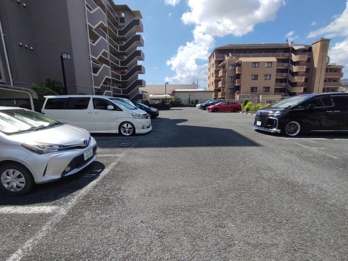 物件外観写真4　(駐車場)