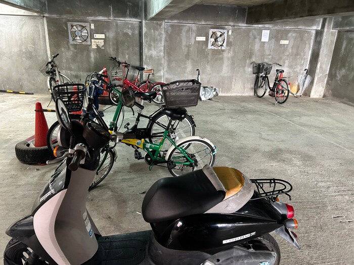 物件外観写真3　(バイク置き場)