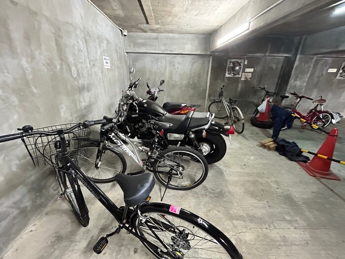 物件外観写真4　(駐輪場)