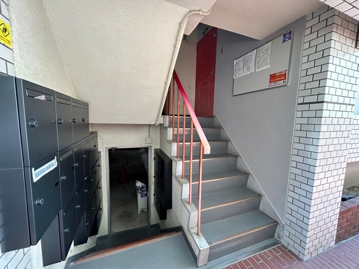 物件外観写真5　(エントランス部分)