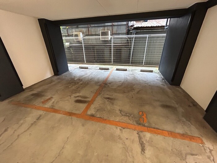 物件外観写真2　(駐車場)