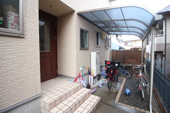 物件外観写真2　(エントランス部分)