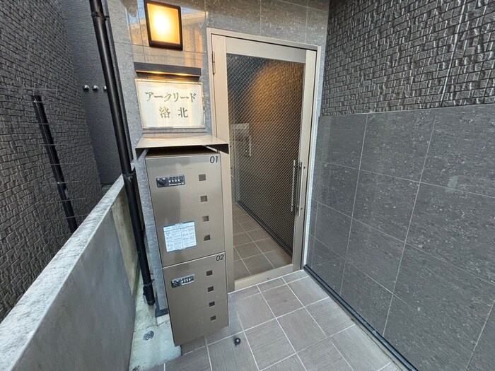 物件外観写真2　(エントランス部分)