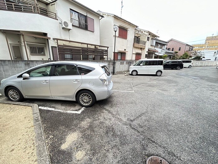 物件外観写真3　(駐車場)