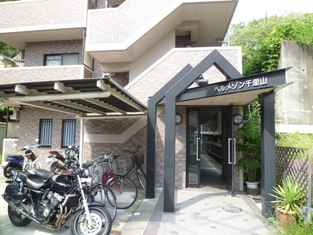 物件外観写真2　(エントランス部分)