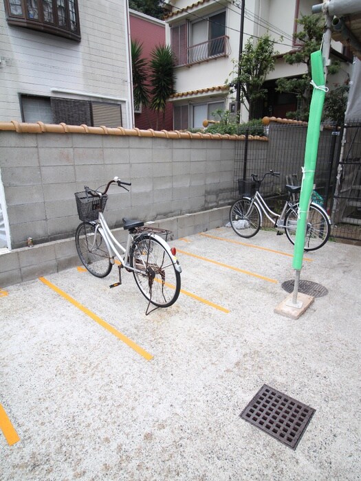 物件外観写真4　(駐輪場)